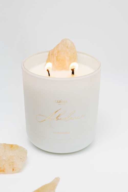 Zbliżenie zapalonej świecy Luméa Candle z cytrynem