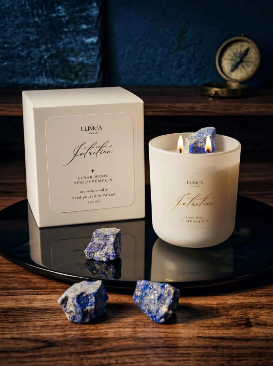 Light of INTUITION – sojowa świeca Luméa Candle z Lapis Lazuli