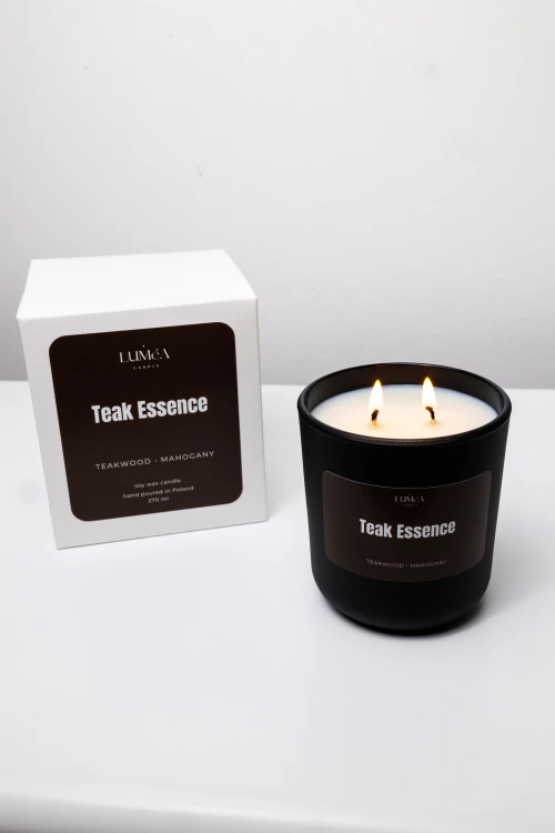 Teak Essence- sojowa świeca Luméa Candle o aromacie drewna tekowego i mahoniu