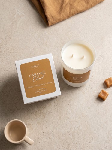 Caramel Cloud – karmelowa świeca zapachowa z wanilią Świeca zapachowa Caramel Cloud Luméa Candle 270 ml Świeca sojowa o aromacie karmelu, mlecznej pianki i wanilii