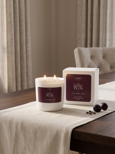 Velvet Plum – świeca zapachowa o aromacie śliwki Jesienna świeca Velvet Plum Luméa Candle 270 ml Świeca sojowa o zapachu śliwki, róży i goździków