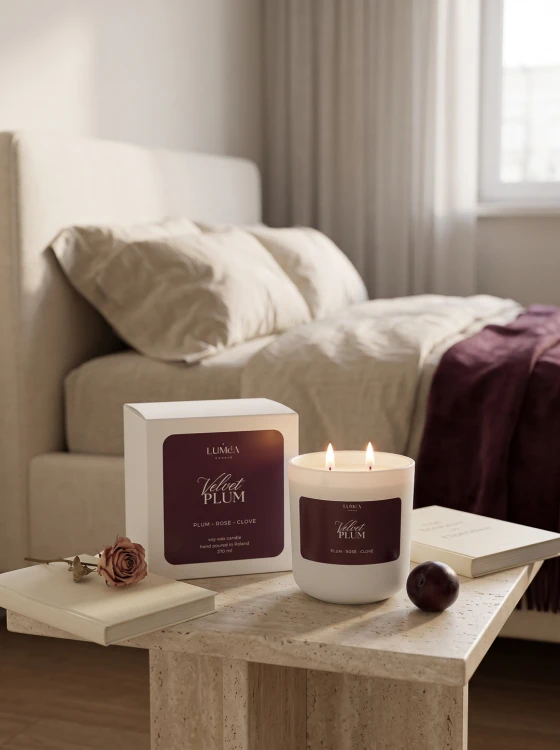 Velvet Plum – świeca zapachowa o aromacie śliwki Jesienna świeca Velvet Plum Luméa Candle 270 ml Świeca sojowa o zapachu śliwki, róży i goździków