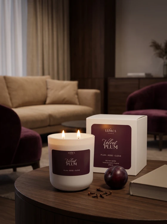Velvet Plum – świeca zapachowa o aromacie śliwki Jesienna świeca Velvet Plum Luméa Candle 270 ml Świeca sojowa o zapachu śliwki, róży i goździków